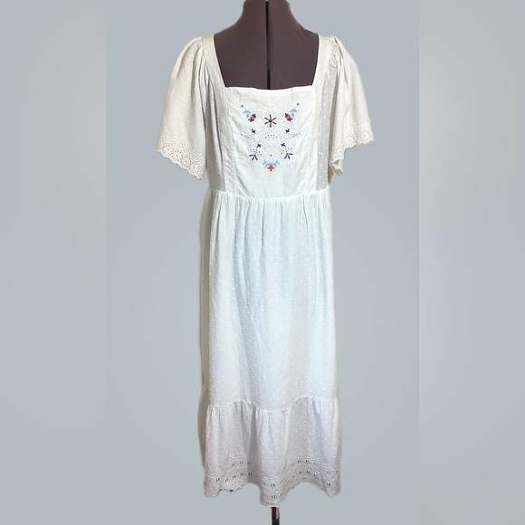 Old Navy Dresses & Skirts - Old Navy Maxi Dress XL Embroidered Tiered Cottagecore Eyelet